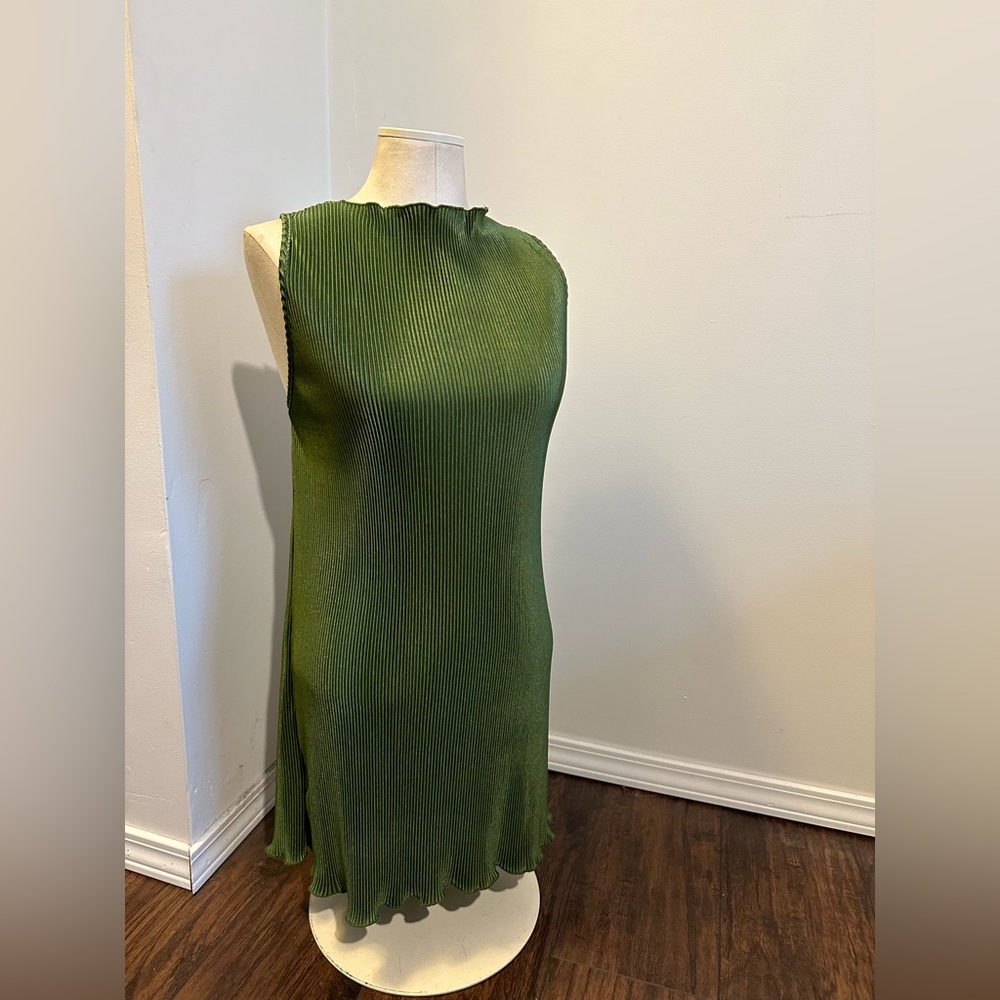 Green Sleeveless Pleated Dress